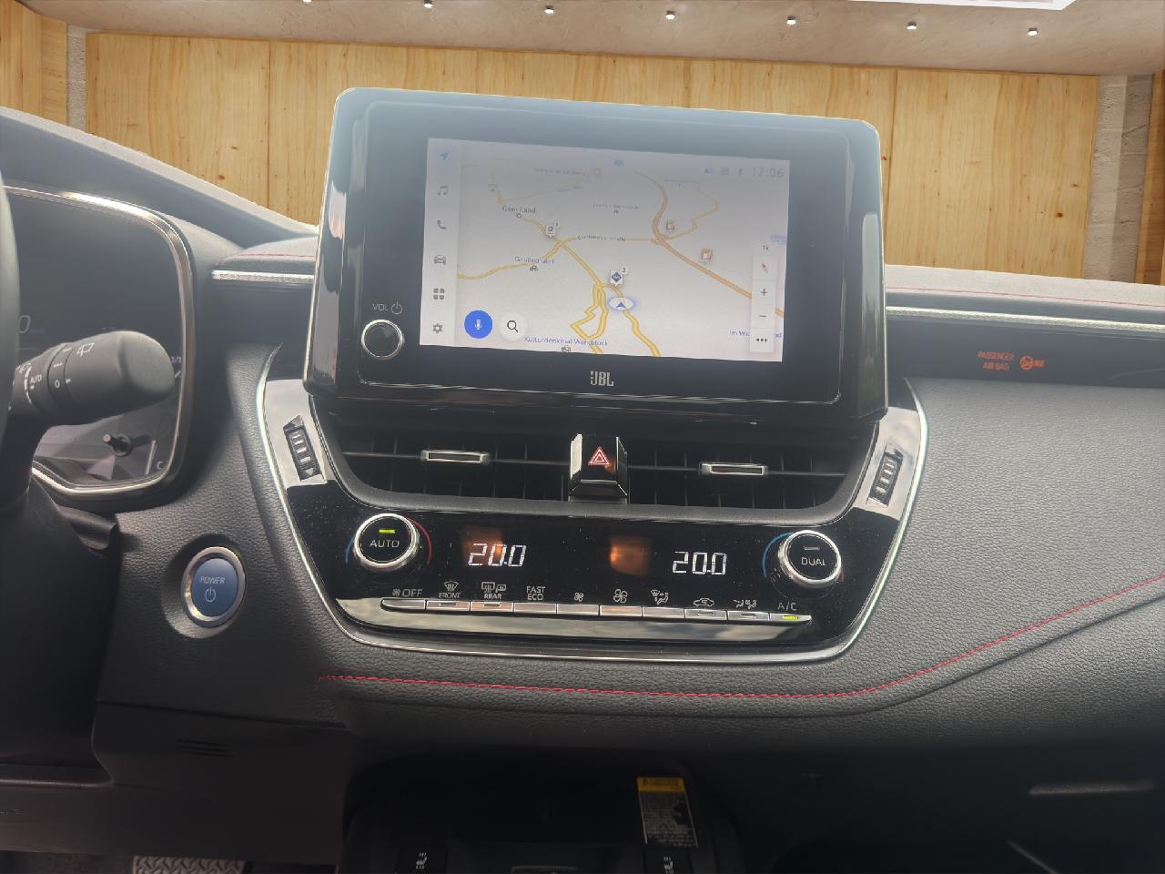 Toyota Corolla Lounge: Pano + Navi