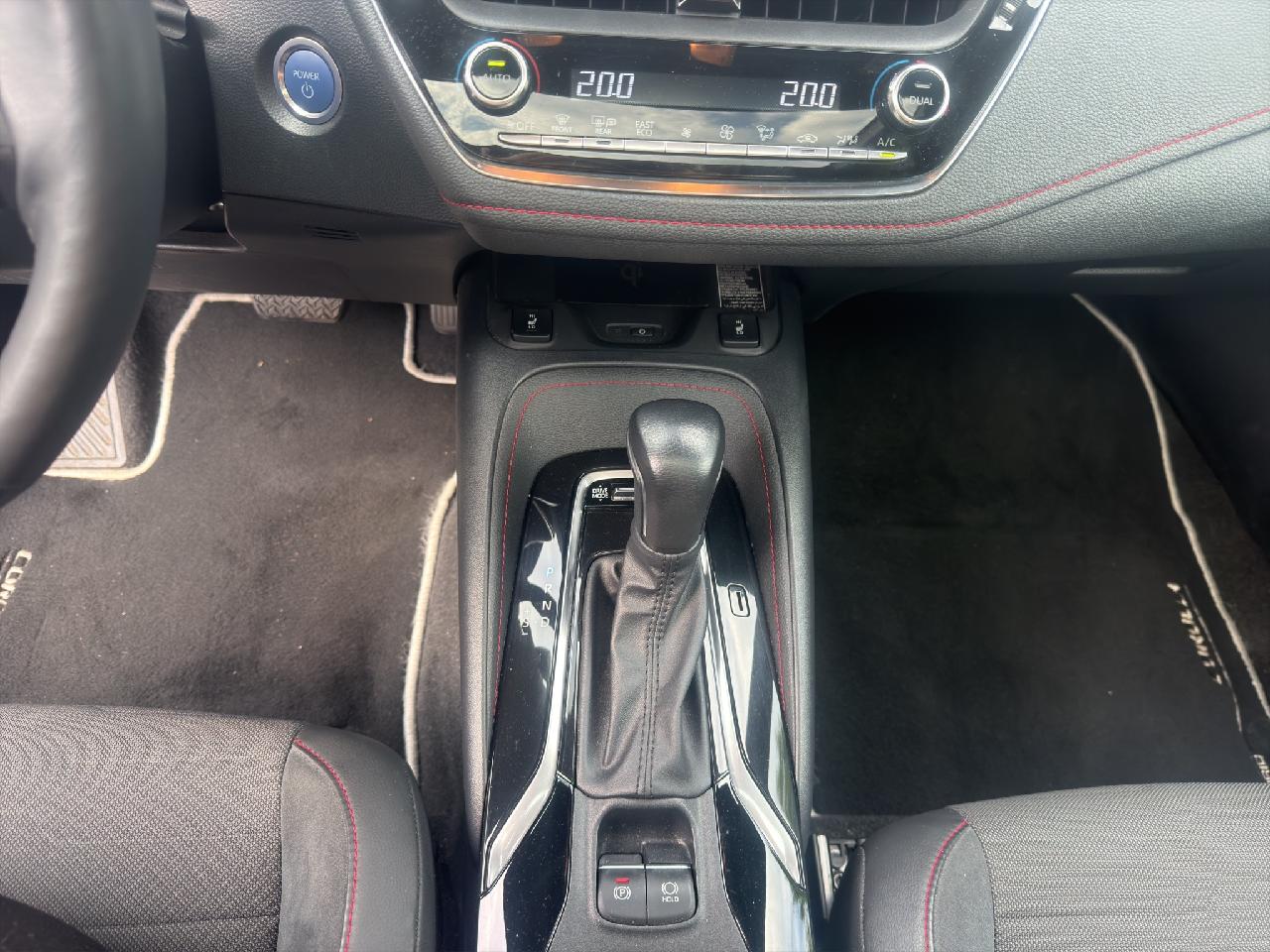 Toyota Corolla Lounge: Pano + Navi