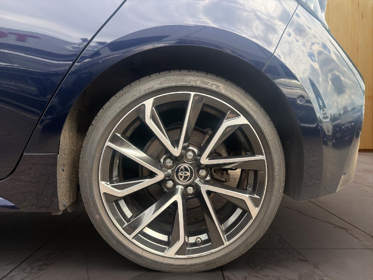 Toyota Corolla Lounge: Pano + Navi