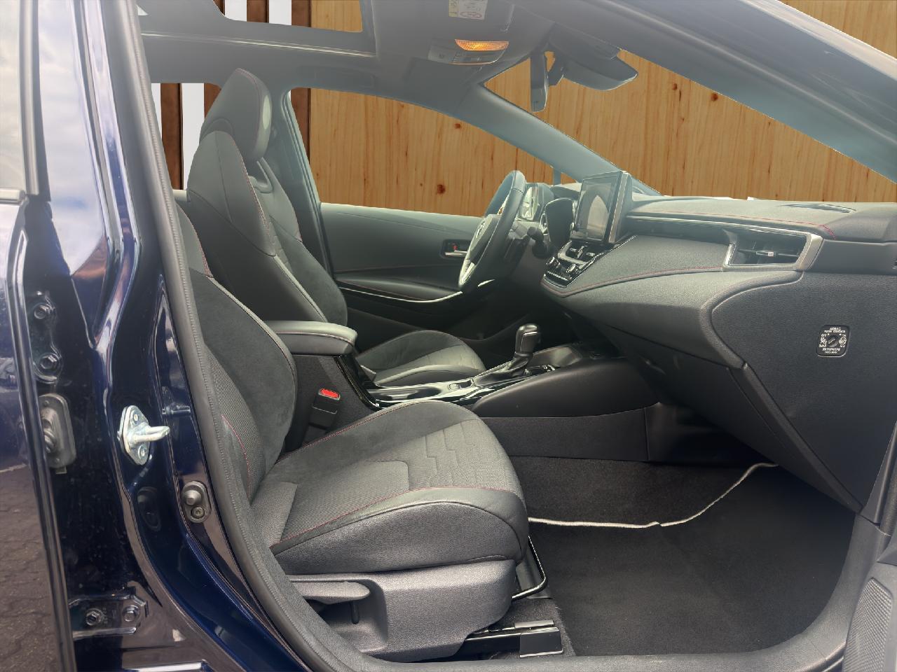 Toyota Corolla Lounge: Pano + Navi