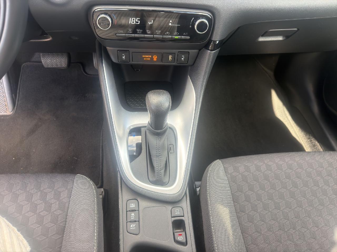 Toyota Yaris Club Basis + Comfort-Paket + Technik-Paket Hybrid