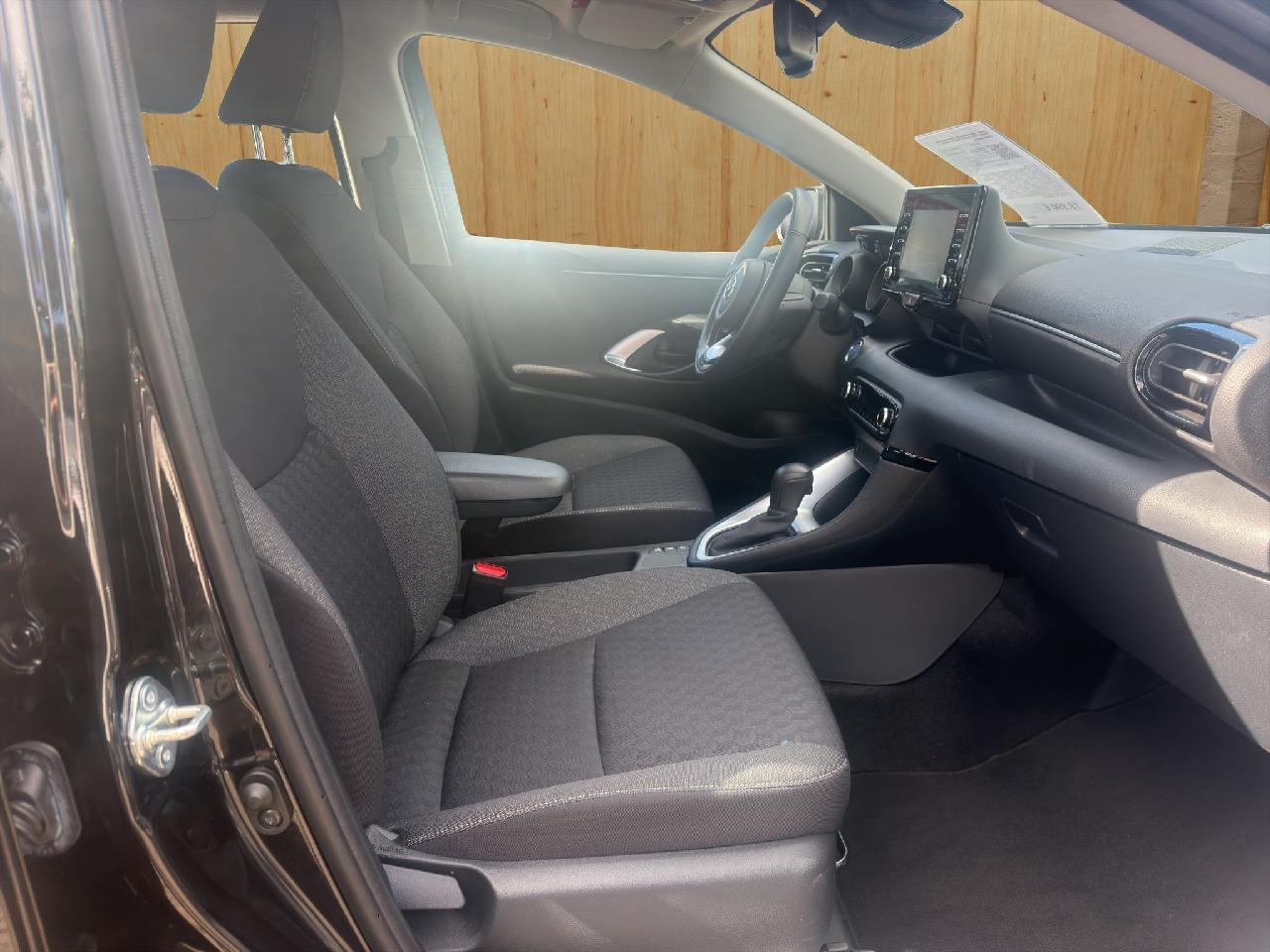 Toyota Yaris Club Basis + Comfort-Paket + Technik-Paket Hybrid
