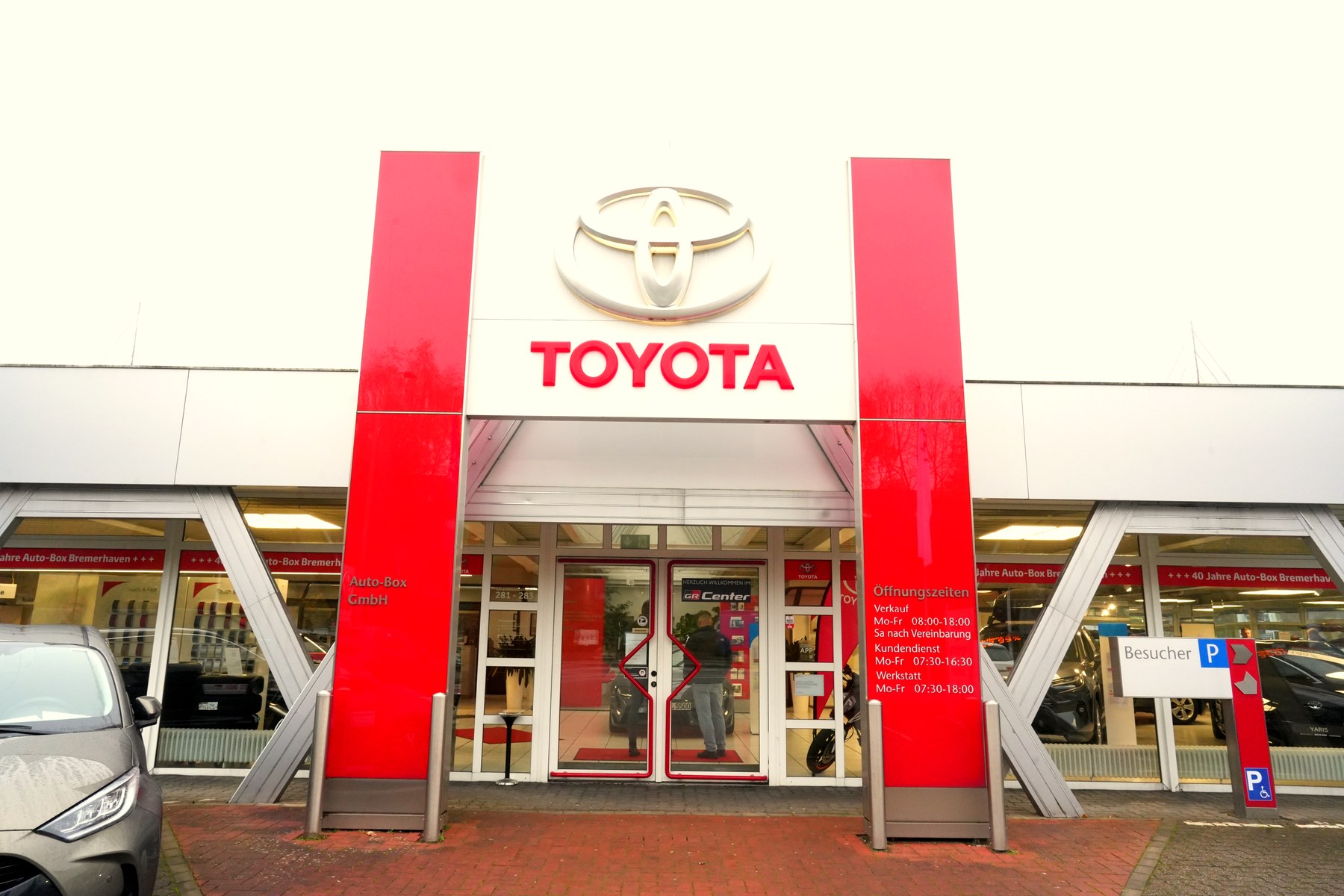Eingang mit Toyota-Schriftzug bei Auto-Box