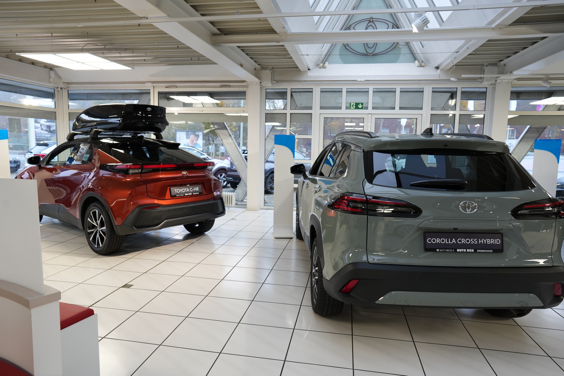 Ausstellung mit aktuellen Toyota-Modellen