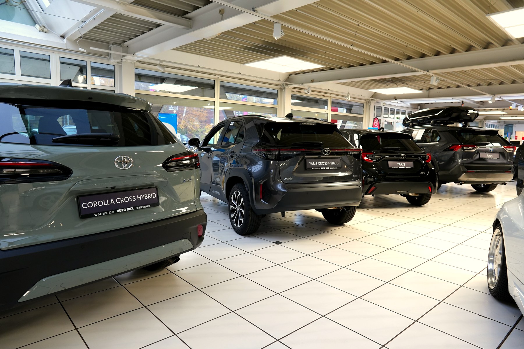 Heller Showroom mit Fahrzeugen bei Auto-Box
